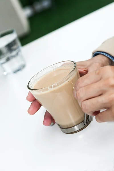 Šálek kávy s žena rukou — Stock fotografie