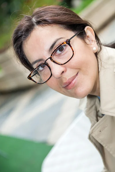 Gözlüklü esmer kadın — Stok fotoğraf
