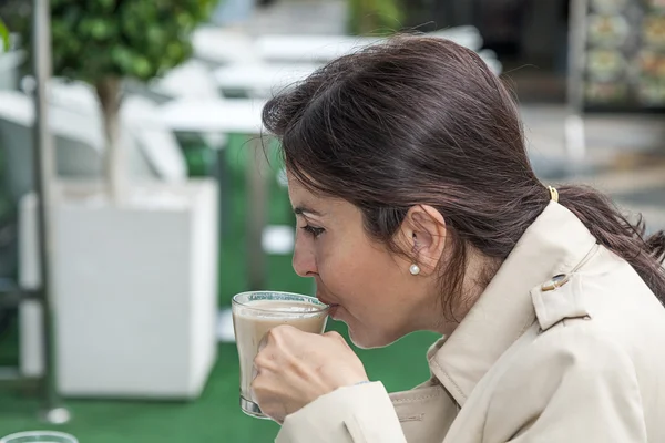 Brünette Frau arbeitet im Freien — Stockfoto