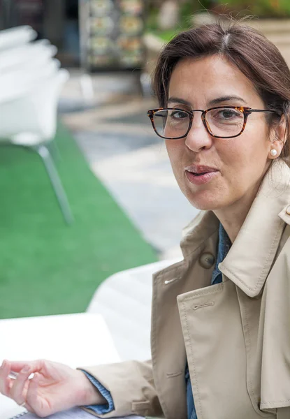 Brunette vrouw buitenshuis werken — Stockfoto