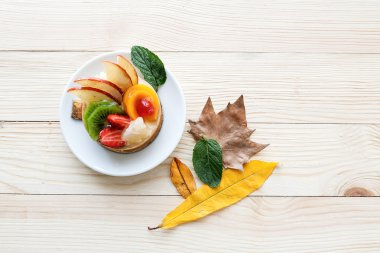 meyveli kek beyaz plaka üzerinde