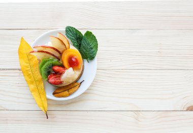 meyveli kek beyaz plaka üzerinde