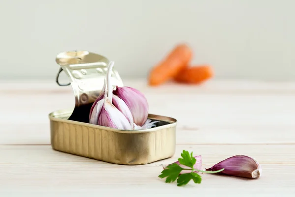 Bawang putih dan peterseli dalam kaleng dengan wortel — Stok Foto