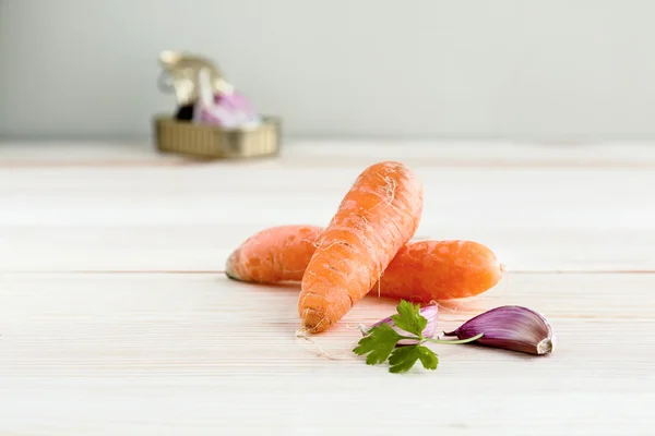 Bawang putih dan peterseli dalam kaleng dengan wortel — Stok Foto
