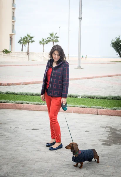 Vrouwen lopen rond de stad met teckel hond — Stockfoto