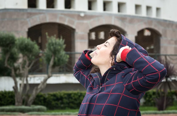 Mujeres caminando por la ciudad —  Fotos de Stock