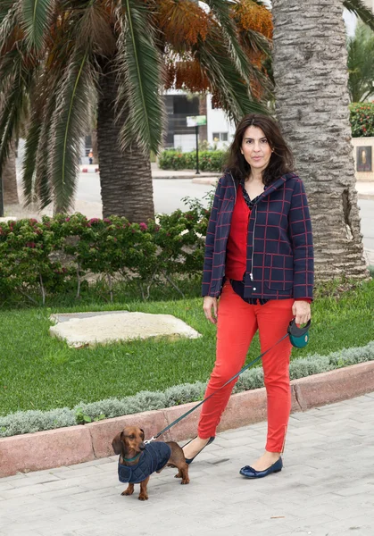 Mujeres paseando por la ciudad con perro salchicha —  Fotos de Stock