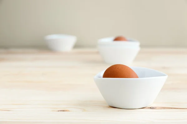 Eieren op wit bord — Stockfoto