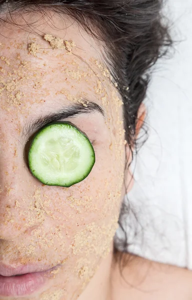 Vacker kvinna i ett spa att göra ansikte mask behandling — Stockfoto