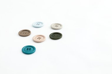 beyaz arkaplanda izole edilmiş renkli düğmeler