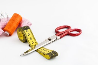 Dikiş mutfak eşyaları, makas, iplik, düğme üzerinde beyaz bac izole