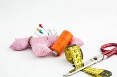 Dikiş mutfak eşyaları, makas, iplik, düğme üzerinde beyaz bac izole