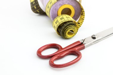 Dikiş mutfak eşyaları, makas, iplik, düğme üzerinde beyaz bac izole