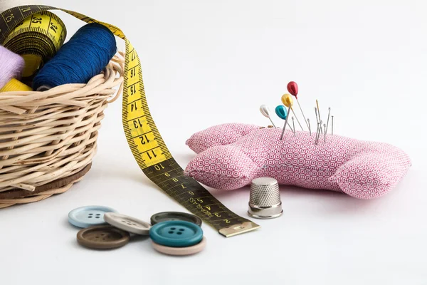 裁縫道具、はさみ、糸、白バックの分離ボタン — ストック写真