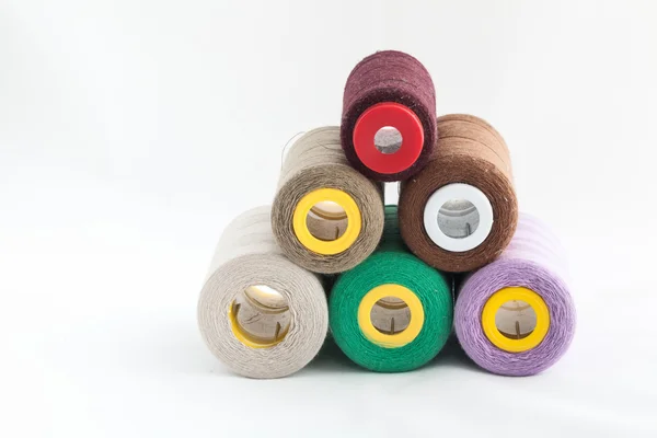 Utensilios de coser, tijeras, hilo, botones aislados en bac blanco —  Fotos de Stock