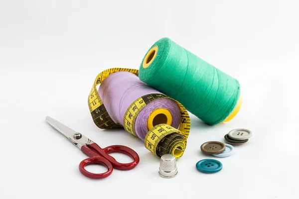 裁縫道具、はさみ、糸、白バックの分離ボタン — ストック写真