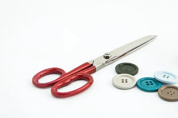 Utensílios de costura, tesouras, fios, botões isolados em bac branco — Fotografia de Stock