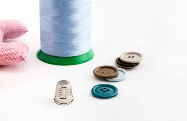 Dikiş mutfak eşyaları, makas, iplik, düğme üzerinde beyaz bac izole