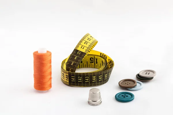 Utensilios de coser, tijeras, hilo, botones aislados en bac blanco —  Fotos de Stock