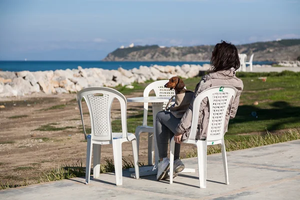 Femmes avec chien teckel — Photo