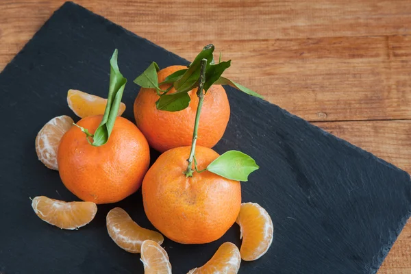 Mandarina dulce madura con hojas — Foto de Stock