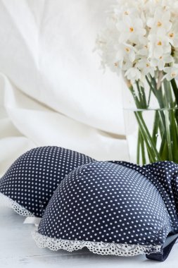 Sütyen, tanga ve iç çamaşırı beyaz çiçekli