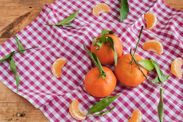 Mandarina dulce madura con hojas — Foto de Stock