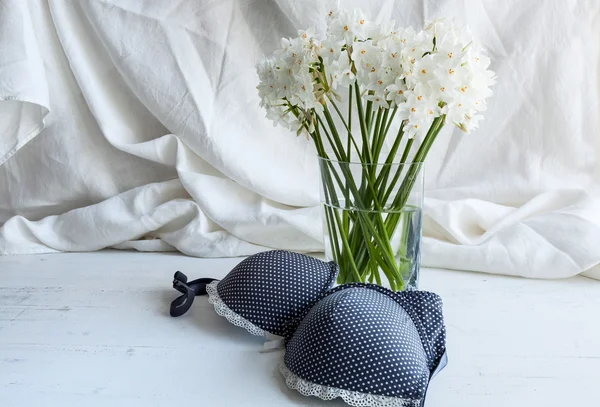 Bra, thong en lingerie met witte bloemen — Stockfoto