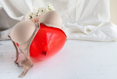 Sütyen, tanga ve iç çamaşırı beyaz çiçekli