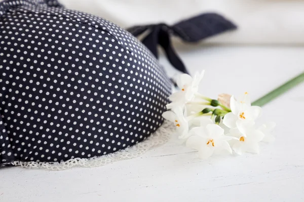 Bra, thong en lingerie met witte bloemen — Stockfoto