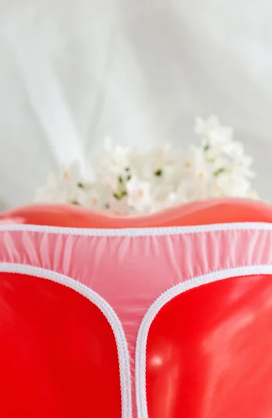 Bra, thong en lingerie met witte bloemen — Stockfoto