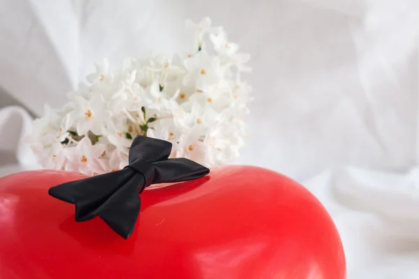 Harten en bloemen voor Valentijnsdag — Stockfoto