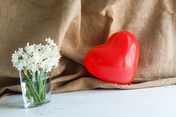 Herzen und Blumen zum Valentinstag — Stockfoto