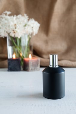 Çiçekli parfüm şişesi