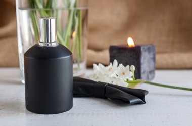 Çiçekli parfüm şişesi