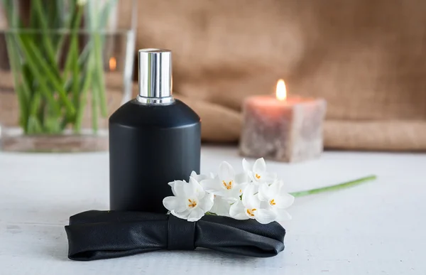 Parfümflasche mit Blumen — Stockfoto