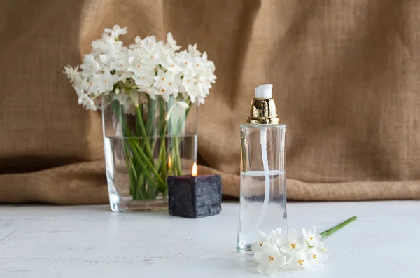 Parfümflasche mit Blumen — Stockfoto