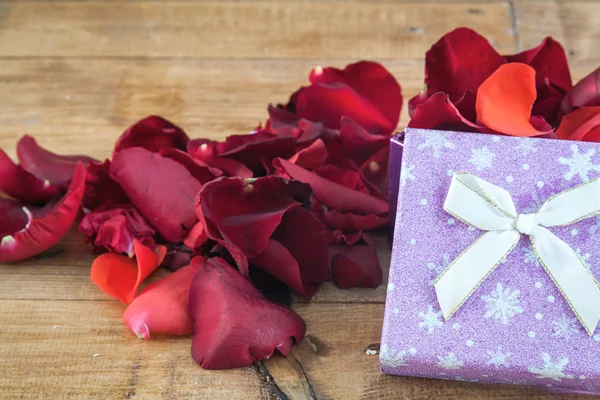 Herzen und Blumen zum Valentinstag — Stockfoto