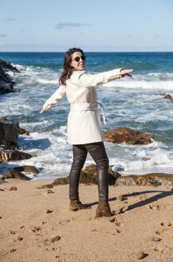 Çekici kadın deniz kenarında poz