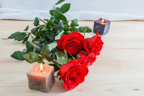 Rote Rosen zum Valentinstag — Stockfoto