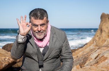Çekici sakallı adam sahilde 