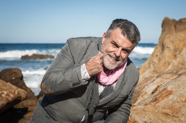 Deniz kıyısı üzerinde çekici sakallı adam