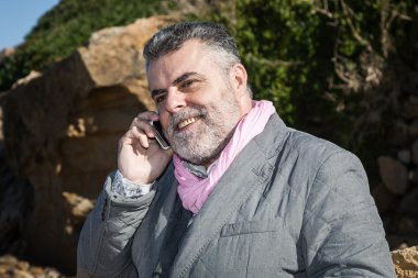 Denize telefonda konuşan çekici adam