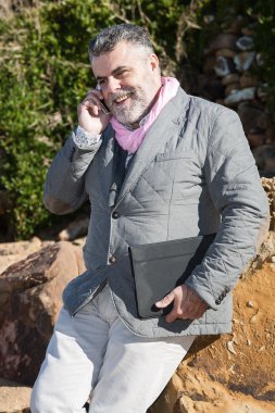 Denize telefonda konuşan çekici adam