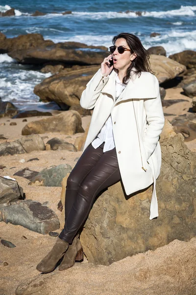 Mujer atractiva hablando por teléfono al mar —  Fotos de Stock