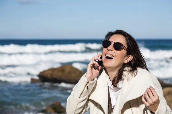 Attraktive Frau telefoniert mit dem Meer — Stockfoto