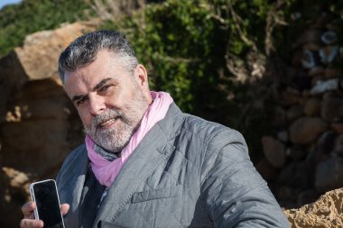  dağda telefonda konuşan adam