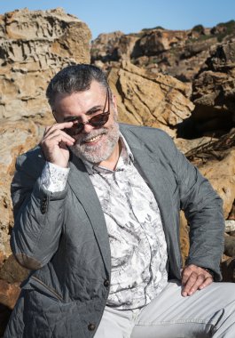 Sakal ve güneş gözlüğü ile çekici bir adam portresi 