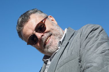 Sakallı çekici adam portresi 