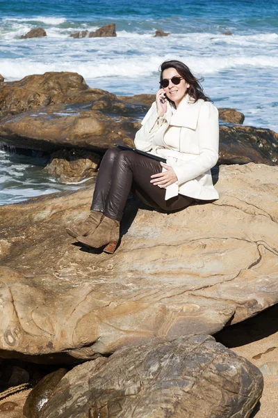 Attraente donna in posa al mare parlando al telefono — Foto Stock